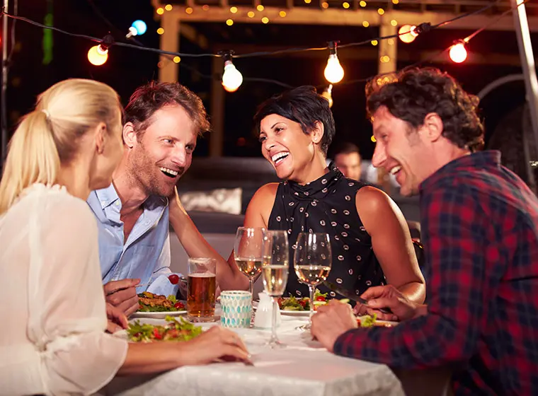 Freunde im Gespräch in einem Restaurant