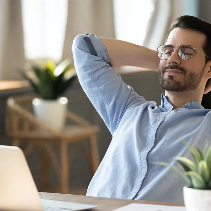 Mann mit Brille am Computer