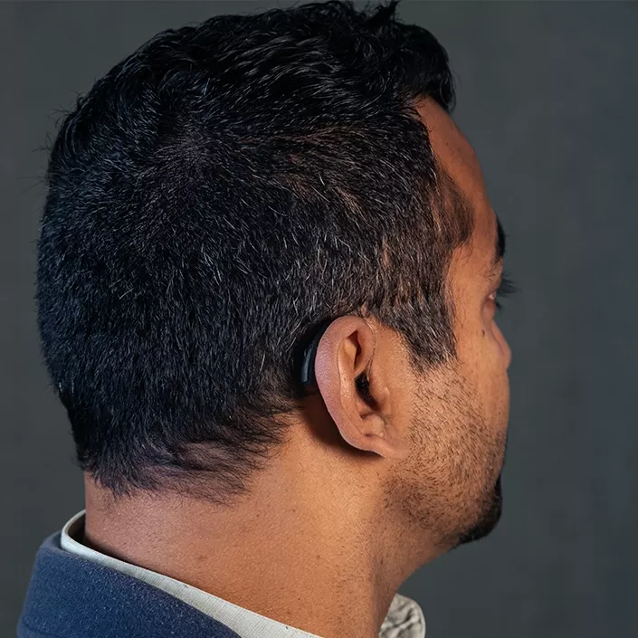 Mann mit Hörgeräten in den Ohren