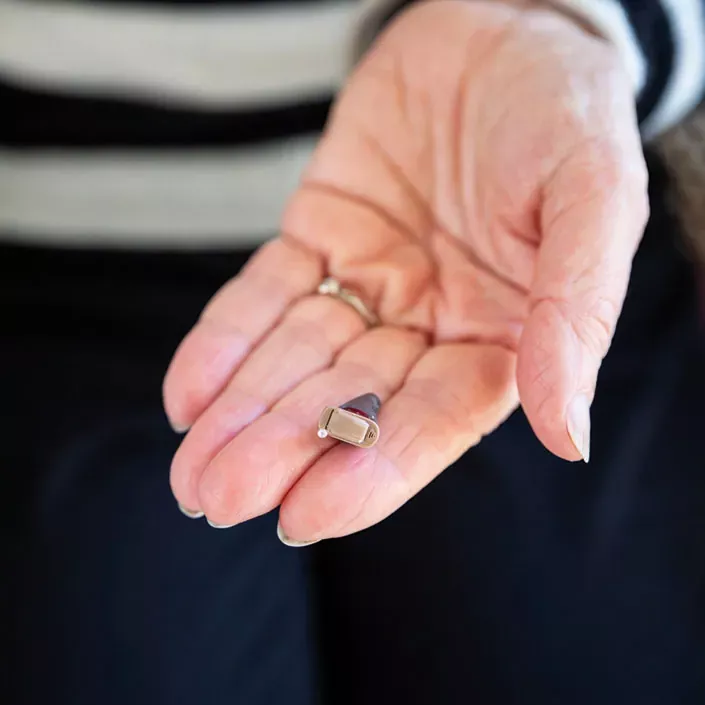 Im-Ohr-Hörgerät in der Hand