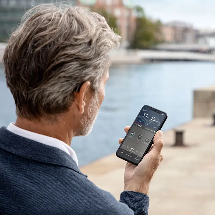 Mann mit Hörgeräten im Ohr