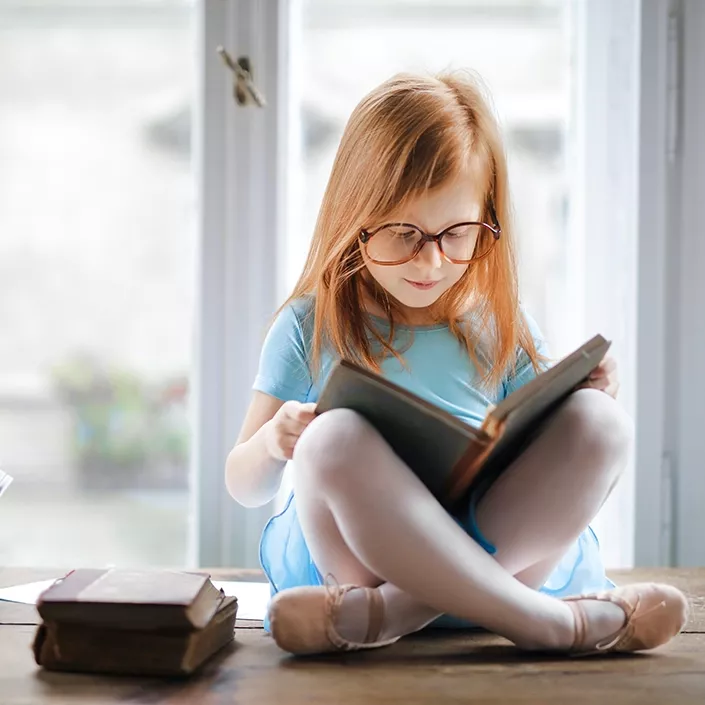 Mädchen mit stilvoller Brille