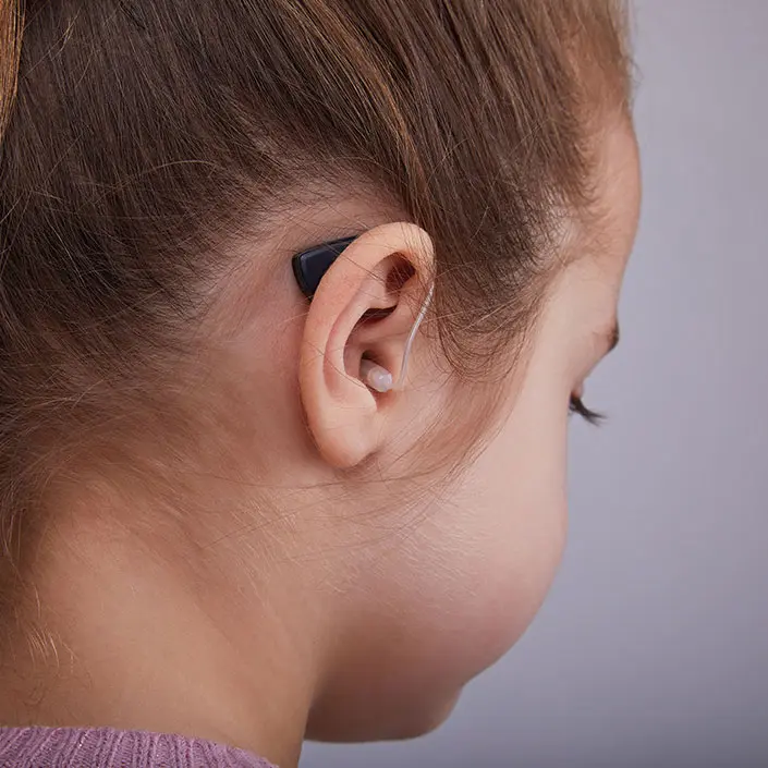 Mädchen mit Hörgeräten