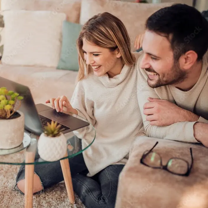 Mann und Frau vor dem Laptop