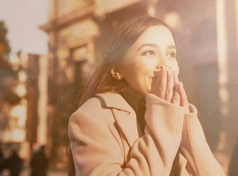 Frau voller Vorfreude