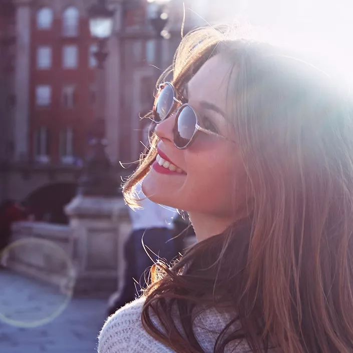 Frau mit einer Sonnenbrille